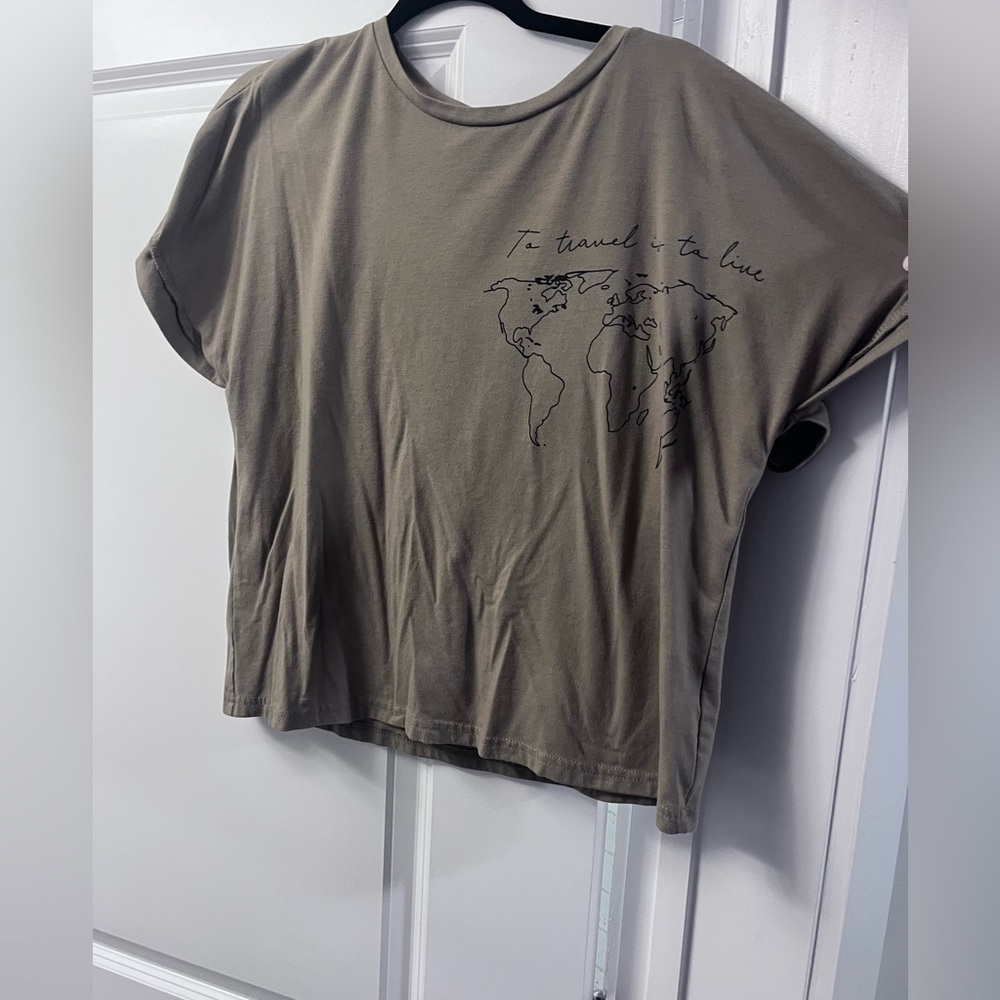 🛍️ “To Travel Is To Live” Olive Green Graphic T-Shirt with World Map.